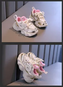 Κοντινό πλάνο με μοντέρνα chunky sneakers για κορίτσια σε ασημί και ροζ λεπτομέρειες.