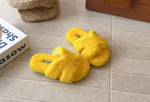 Pantofole in finta pelliccia gialla per bambini con morbide fasce incrociate per inverno