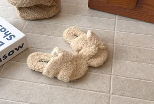Dettaglio della trama delle fasce incrociate in eco-pelliccia beige su ciabatte bimbi.