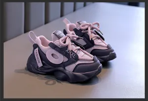 Κοντινό πλάνο των chunky sneakers για κορίτσια με πλέγμα λεβάντας και χοντρή σόλα