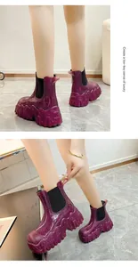 Detailweergave van paarse glitter platform Chelsea-laarzen voor dames