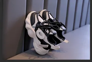 Πλαϊνή όψη των ασπρόμαυρων chunky sneakers για κορίτσια με λεπτομέρεια πλέγματος και λουράκι