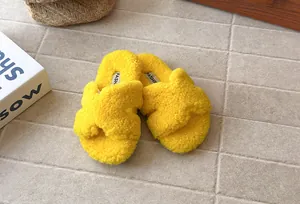 Vista dettagliata di pantofole in peluche giallo brillante per bambine con suola morbida