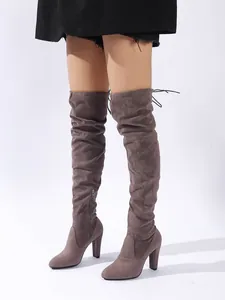 Elegante graue Overknee-Stiefel aus Wildlederimitat mit Blockabsatz und spitzer Kappe