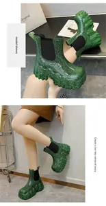 Gedetailleerd overzicht van groene glitter Chelsea boots met grove platformzolen