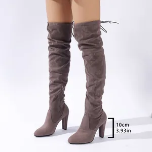 Detailansicht der Overknee-Stiefel aus Wildleder mit 10 cm hohem Blockabsatz-Maß