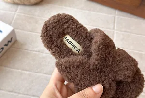 Vista dettagliata della morbida pelliccia finta marrone di queste ciabatte per bambini