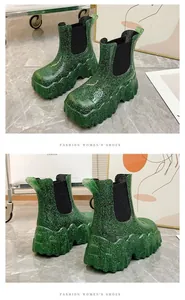 Gedetailleerde weergave van groene glitter plateau Chelsea boots met hippe golfzool