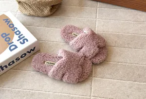 Vue détaillée des chaussons douillets en polaire rose avec brides croisées pour filles