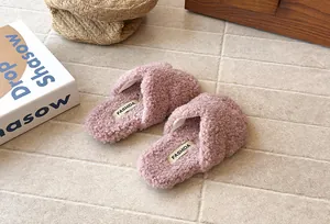 Vue détaillée de pantoufles croisées roses et pelucheuses pour filles en situation
