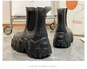 Detailweergave van zwarte glitter Chelsea boots met plateauzool en dikke grove zool
