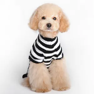 Primer plano de un suéter de rayas para mascotas llevado por un caniche pequeño.