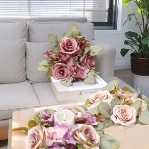 Corona y ramo de rosas y hortensias artificiales para decoración de hogar y boda