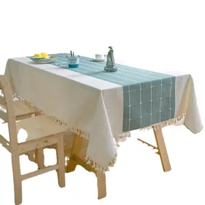 Rechteckige cremefarbene Tischdecke aus Baumwolle mit grünem Karomuster und Quasten