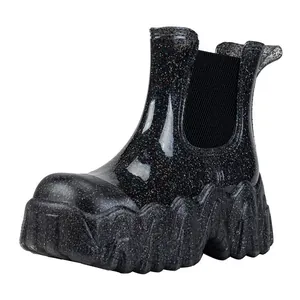 Gedetailleerd zijaanzicht van glitter plateau regenlaarzen met een dikke zool.
