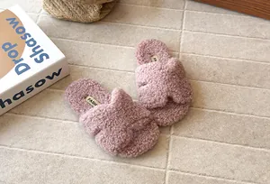 Chaussons roses duveteux à brides croisées pour enfants en fourrure de peluche