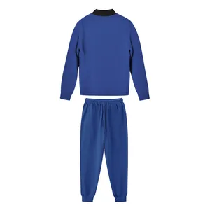 Rückansicht eines blauen zweiteiligen Sportbekleidungssets für Herren mit schwarzem Kragen.