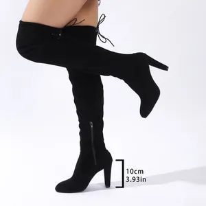 Elegante schwarze Overknee-Stiefel aus Wildleder mit 10 cm Absatz und spitzer Kappe.