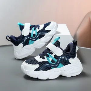 Chaussures de course pour enfants en maille respirante bleu et blanc avec velcro.