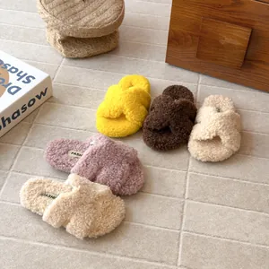 Chaussons en fausse fourrure pour enfants avec brides croisées, plusieurs couleurs