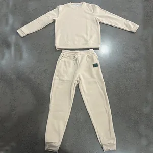 Completo due pezzi da uomo con felpa girocollo in pile pesante e pantaloni sportivi beige