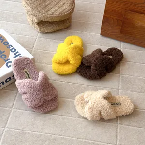 Chaussons en peluche pour enfants avec semelles souples et brides croisées en 4 couleurs