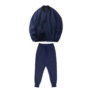 Marineblaues Herren-Trainingsanzug-Set mit Reißverschlussjacke und passender Jogginghose.