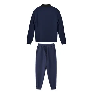 Rückansicht eines dunkelblauen Herren-Trainingsanzugs mit Sweatshirt und Jogginghose.