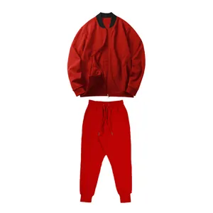 Rotes zweiteiliges Herren-Trainingsanzug-Set mit Bomberjacke und passender Jogginghose.