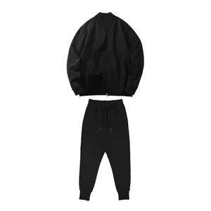 Detaillierte Ansicht eines schwarzen 2-teiligen Herren-Sportsets mit Jacke und Hose.