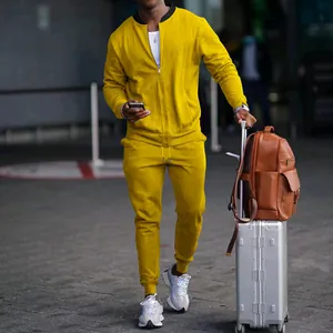 Gelber zweiteiliger Freizeit-Trainingsanzug für Herren, im Flughafen-Look präsentiert