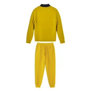 Rückansicht eines senfgelben zweiteiligen Freizeit-Sweatshirt- und Jogginghosen-Trainingsanzugs