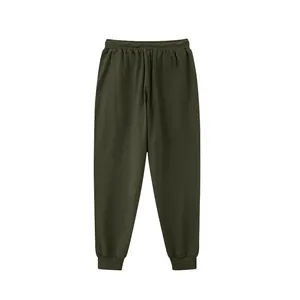 Detailansicht der olivgrünen Herren-Jogginghose mit elastischem Bund und Bündchen