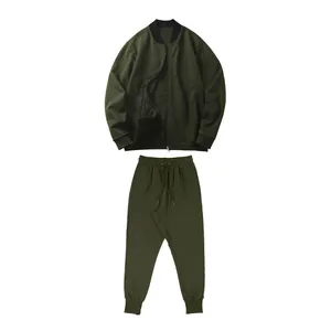 Detailansicht eines dunkelgrünen Herren-Trainingsanzugs mit Jacke und Jogginghose