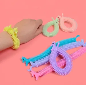 Vista detallada de coloridas pulseras elásticas de unicornio para aliviar el estrés