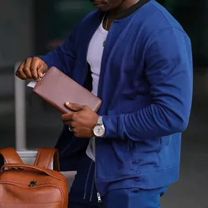 Detail des blauen Herren-Trainingsanzugs mit Reißverschlussjacke und passender Hose.