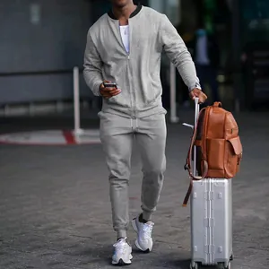 Detailansicht grauer Herren-Trainingsanzug mit Reißverschlussjacke und Jogginghose