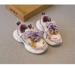 Vista detallada de zapatillas robustas de malla púrpura transpirable para niños y niñas