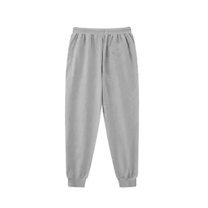Detailaufnahme graue Herren-Jogginghose mit elastischem Bund und Bündchen am Beinabschluss