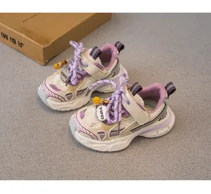 Primer plano detallado de zapatillas chunky de malla transpirable morada y blanca infantil