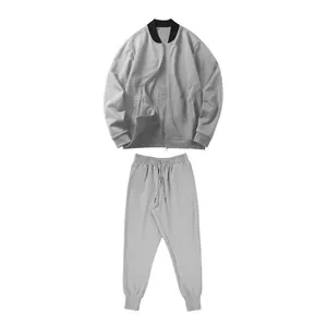 Zweiteiliges graues Herren-Trainingsanzug-Set mit Reißverschlussjacke und Jogginghose.