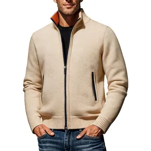 Vue détaillée d'un cardigan en maille beige pour homme avec col montant texturé
