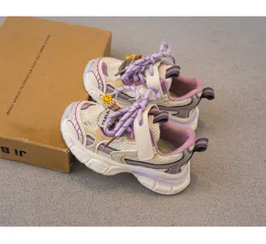 Vista detallada de zapatillas moradas para niños con malla transpirable y adornos