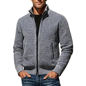 Gros plan d'un gilet en maille grise pour homme avec col montant et fermeture éclair