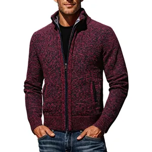 Gilet en maille chiné bordeaux pour homme avec col montant et poches latérales.