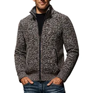 Cardigan en tricot doublé de polaire pour homme avec col montant et fermeture éclair.