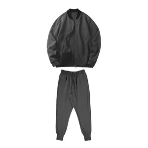 Gesamtansicht des grauen Herren-Trainingsanzugs mit Reißverschlussjacke und Jogginghose