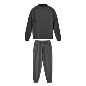 Rückansicht von grauem Herren-Sportanzug-Set mit Sweatshirt und passender Hose