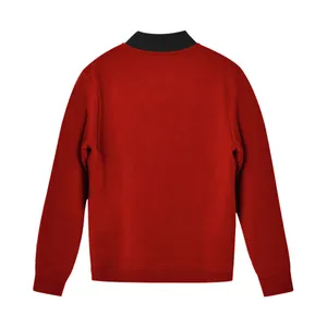 Rückansicht einer klassischen roten Freizeitjacke mit schwarzem Rippkragen und Bündchen