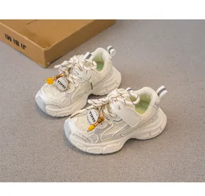 Vista detallada de las zapatillas blancas para niños con paneles de malla en gris
